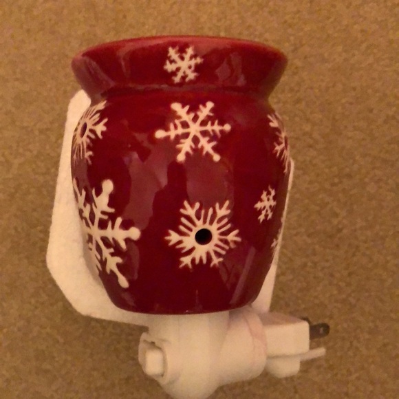 SNOWFLAKE RED by Scentsy Plug - In Warmer Retired pre-owned in Box - Picture 3 of 10